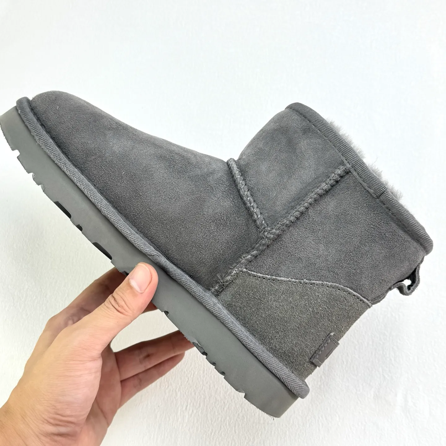 💰360 6222 Classic Mini II Mini classic short boots 2.0 Shoe shaft height: about 14CM Upper: Made of 17mm fur-integrated sheepskin, with a pre-treated water-repellent and anti-fouling coating Insole: 17mm sheepskin insole Sole: Treadlite by UGG™ light wing technology outsole - non-slip, cushioning, wear resistance, and good elasticity Heel: Leather heel label with embossed brand LOGO Size:35 36 37 38 39 40